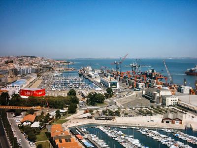Ora as possíveis razões para aumentar a colaboração entre os portos portugueses são exatamente estas: (a) MASSA CRÍTICA economias de escala administrativa, sinergias e partilha de recursos comuns;