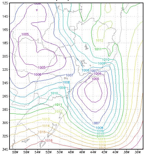 13) gerou ciclones mais intensos quando comparados aos do campo de PNM das reanálises. a) b) Figura 4.14. Campo de PNMM (hpa) do dia 02/01/2000 às 12 UTC: a) CFSR; b) ERA-Interim.