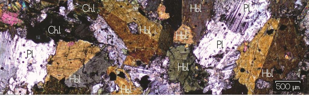 quartzo (Qtz). - Metadiorito: Estas rochas, ao microscópio, apresentam textura equigranular e são constituídas essencialmente por hornblenda, plagioclásio, quartzo e biotita.