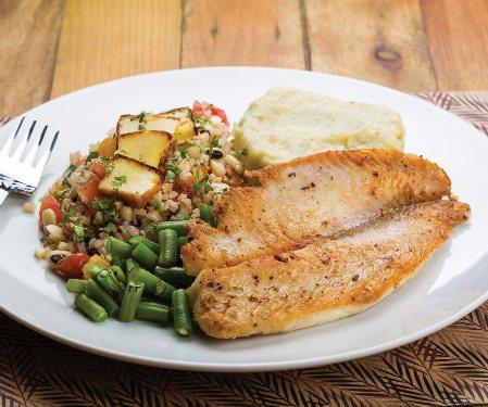 Servido com vagem refogada, purê de batata doce e um filé de frango grelhado.