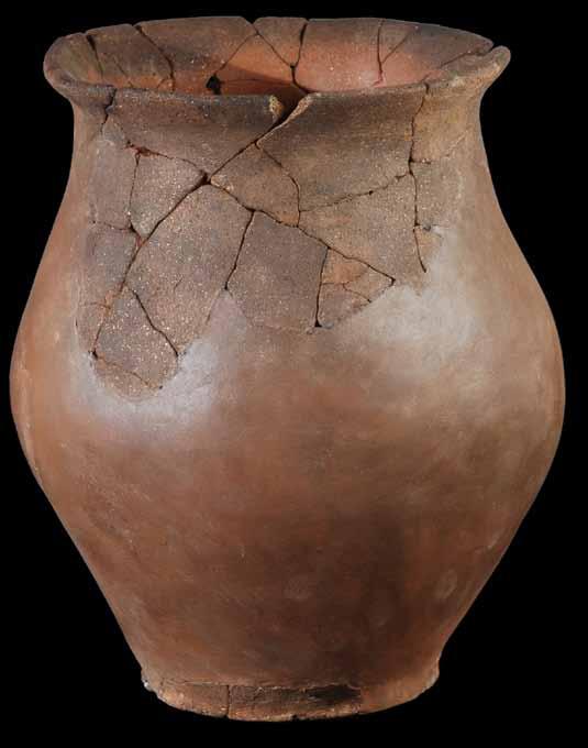 Fig. 63 Grande vaso restaurado de fundo plano, feito ao torno lento, do casal agrícola da Idade do Ferro de Gamelas 3. Comp.