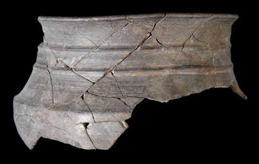 Fig. 72 Bojo e bordo de vaso de cerâmica cinzenta fina feita ao torno rápido, com decoração