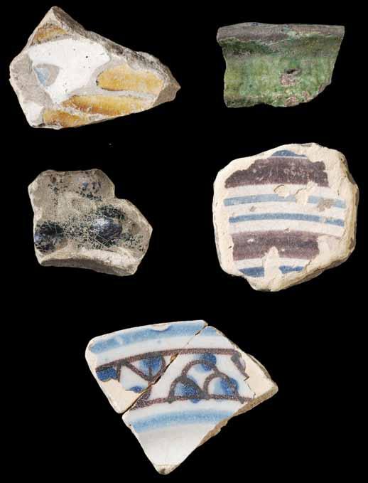 Fig. 100 Fragmentos de recipientes tardo-medievais e modernos recolhidos na camada superficial do povoado pré-histórico de Leceia. Em cima, à esquerda: fundo de prato polícromo. Sevilha.