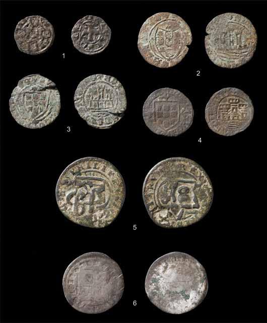 Fig. 102 Numismas recolhidas na camada superficial do povoado pré-histórico de Leceia. 1 Dinheiro de D. Dinis (1279-1325), possivelmente da 2.ª metade do reinado; 2 Ceitil de D. Afonso V (2.