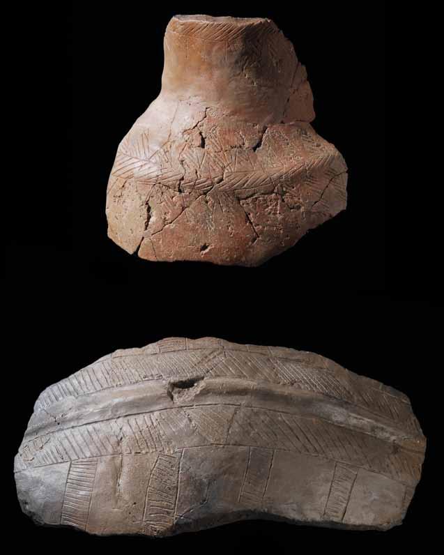 Fig. 17 Dois vasos decorados pela técnica incisa e plástica (presença de cordões em relevo) parcialmente restaurados do povoado do Neolítico Antigo do Carrascal.