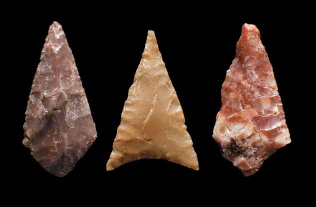 Fig. 26 Conjunto de pontas de seta, do Neolítico Final, de base triangular, respectivamente dos povoados de Carnaxide e do Carrascal e uma calcolítica de base côncava, ao centro, do Alto dos