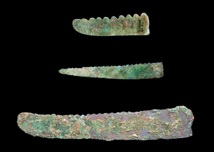 Fig. 37 Conjunto de pequenas serras, serrotes ou lâminas de foice de cobre do povoado préhistórico de Leceia.
