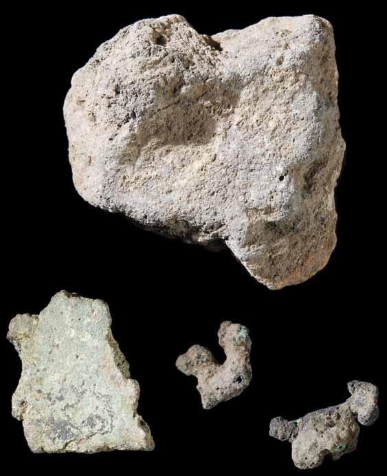 Fig. 40 Indícios da metalurgia do cobre no povoado pré-histórico de Leceia. Em cima: fragmento de cadinho, com restos de cobre aderentes. Calcolítico Inicial; em baixo, à esq.