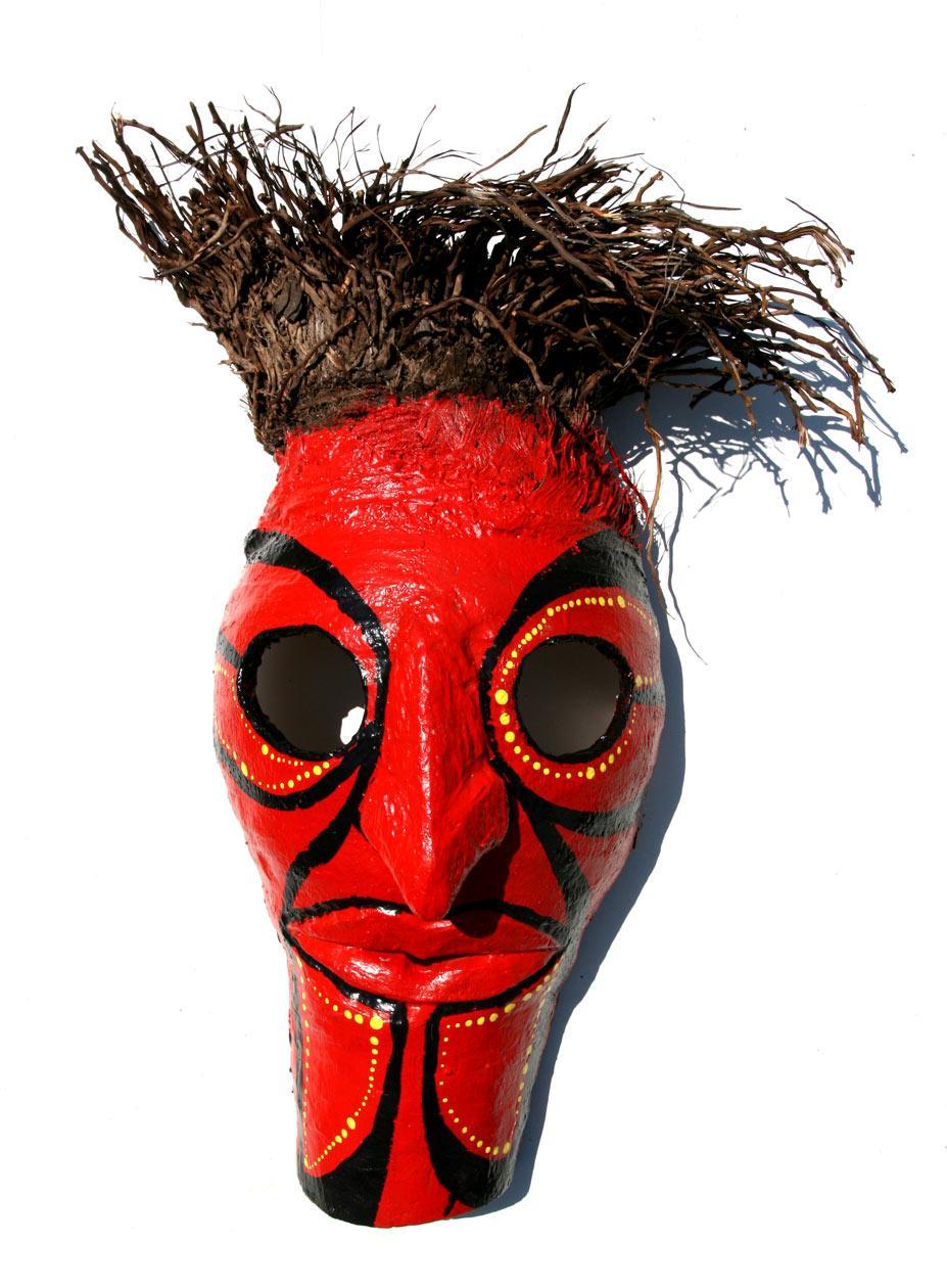 Pita e Pinho Cor: Máscara pintada a vermelho decorada com pintas amarelas e demarcações faciais a