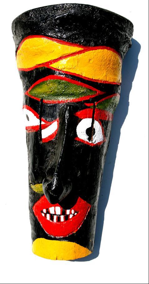 Pita e Pinho Cor: Máscara de cor preta decorada com formas demarcadas a vermelho e pintadas a
