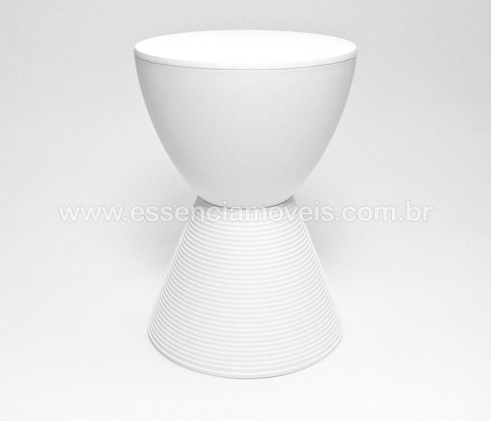 5 Banqueta TUB Banqueta importada com função de puff e assento em geral. Com tampa removível que permite guardar objetos dentro da banqueta. 30 cm X 43 cm X 30 cm (L - A - P). Em polipropileno.