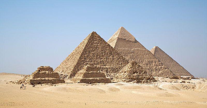 Da esquerda para a direita, ao fundo: pirâmides de Menkaure (Miquerinos), Khaf-re (Quéfren), e Khufu (Quéops), todos