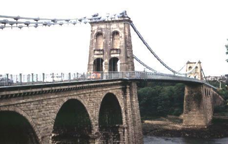 Figura 2:Ponte pênsil de Menai em Gales [2] Os edifícios de andares múltiplos em estrutura metálica, ainda utilizando o ferro, começaram a aparecer também no início da segunda metade do século XIX.