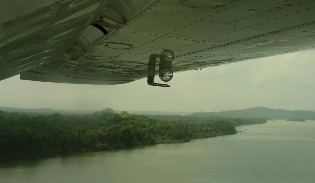 [página seguinte] Sobrevoo no rio Xingu, na altura do Parna da Serra do Pardo, próximo à divisa