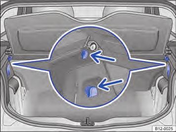 Rebater o encosto do banco traseiro para frente Página 72. Se necessário, expandir o assoalho do compartimento de bagagem para baixo.