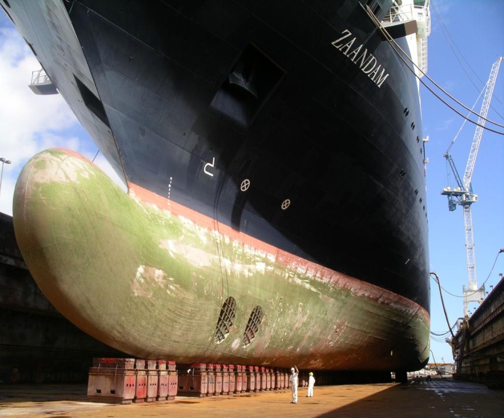 existência de um ou mais impelidores laterais (bow thrusters),