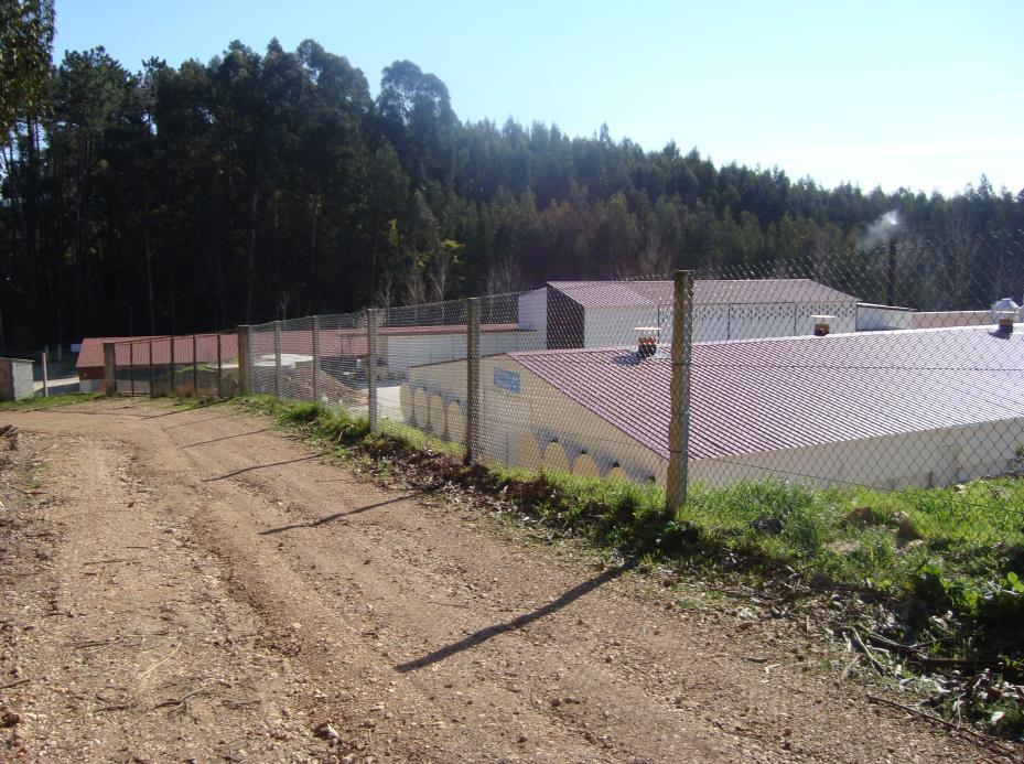 A Sudeste e a Este da exploração encontram-se algumas habitações incorporadas no perímetro urbano da Povoação de Belazaima do Chão.