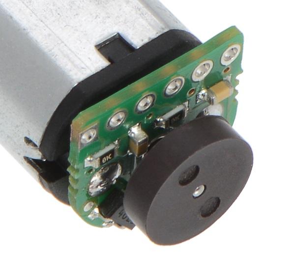 A Figura 3 mostra o kit roda-motor utilizado no projeto. (a) Gearmotor 75:1 com encoder magnético. (b) Roda de 60mm de diâmetro. Fig. 3: Conjunto roda-motor utilizado no robô Uma outra melhoria feita foi a troca do tipo de encoder das rodas.