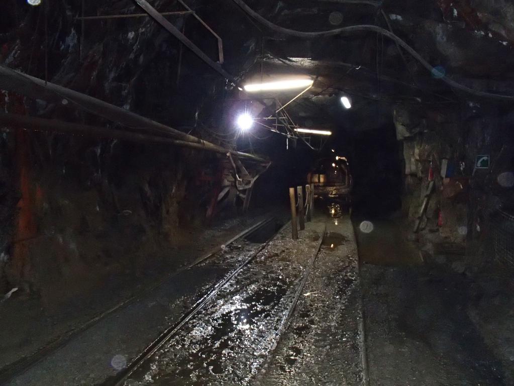 A mina O minério tal-e-qual é descarregado na galeria de extracção do nível