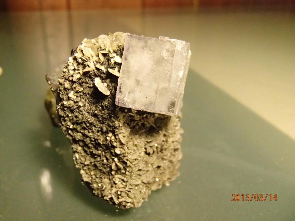 (cristais de cassiterite, volframite, arsenopirite, quartzo, apatite,