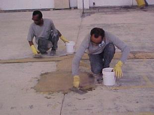 TRATAMENTO LOCALIZADO DE BURACOS: Seja argamassa em Epóxi ou MMA, fornecemos material e mão de obra para recuperar pontos desnivelados do seu piso.