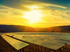 Solar Solar: através de células fotovoltaicas em painéis que convertem a energia solar