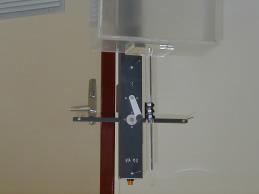 1,5 cm, nas posições horizontal (14 detectores) e vertical (14 detectores) a 30 cm da fonte. As Fig.
