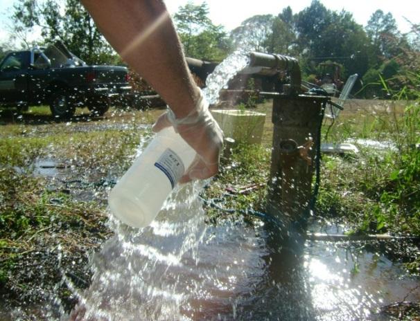 Nestes casos, dependendo da construção do topo do poço/furo/piezómetro, a amostra de água deve ser colhida tão próximo quanto possível da saída do poço/furo/piezómetro, a fim de evitar problemas de