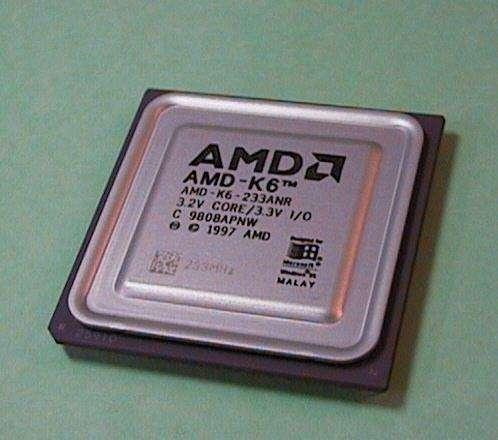 face superior deste processador. A figura 5 mostra como exemplo o processador AMD K6, no qual está indicado que a voltagem interna é 3.