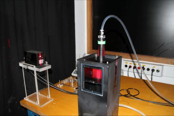 Figura 3 Detalhes do aparato experimental e seção de testes Procedimento Experimental O experimento realizado em laboratório consiste num circuito hidráulico composto por uma bomba de deslocamento