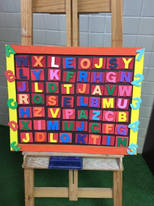 Sugestão 2: Montar um quadro com as letras do alfabeto e explorar a memorização e