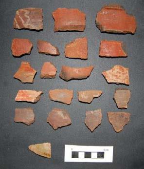 Partes diferentes dos corpos, como base, corpo, base, pé, além de um fragmento de grés e um fragmento de cachimbo cerâmico
