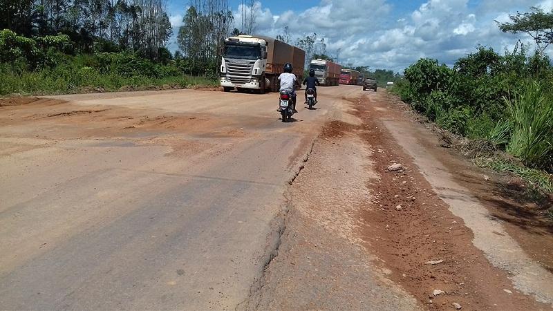 Terra é usada pela empresa Fratello Engenharia para tapar buraco na rodovia BR 163 no Pará (Foto Jornal Folha do Progresso) Com intenso movimento de caminhões que transportam a safra de soja do Mato