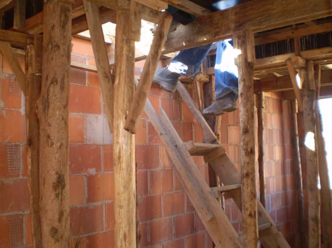 Escadas montadas no canteiro de obras em desacordo com normas técnicas.