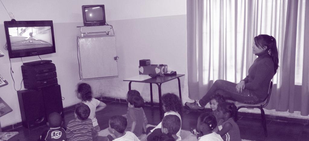 13 Visando manter na escola uma equipe docente interessada pelo contínuo crescimento profissional, o Coordenador Pedagógico: 1.