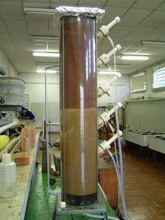 acoplar o Frasco de Mariotte, com + 2cm de coluna de água na superfície e + 50 cm de água na base da coluna.