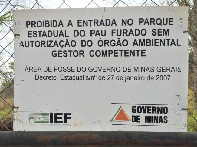 Figura 4. PEPF, Uberlândia-MG: placa informativa na cerca de proteção do PEPF. Foto: o autor.