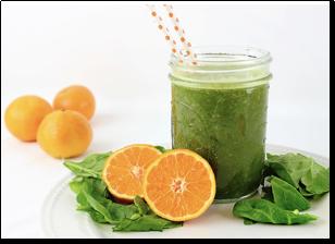 6. Suco Detox para o Sistema Imunológico 2 folha de couve 1 laranja lima sem casca 1 pedaço pequeno de gengibre 1 cenoura sem casca 1 pepino sem casca 1 litro de água Bata todos os ingredientes no