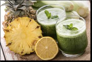 13. Suco Detox para Fortalecer Cabelos e Unhas 3 folhas de couve lavadas 2 cenouras pequenas sem casca 1 limão descascado 1 pedaço pequeno de gengibre 1 rodela de fina de abacaxi 5 folhas de hortelã