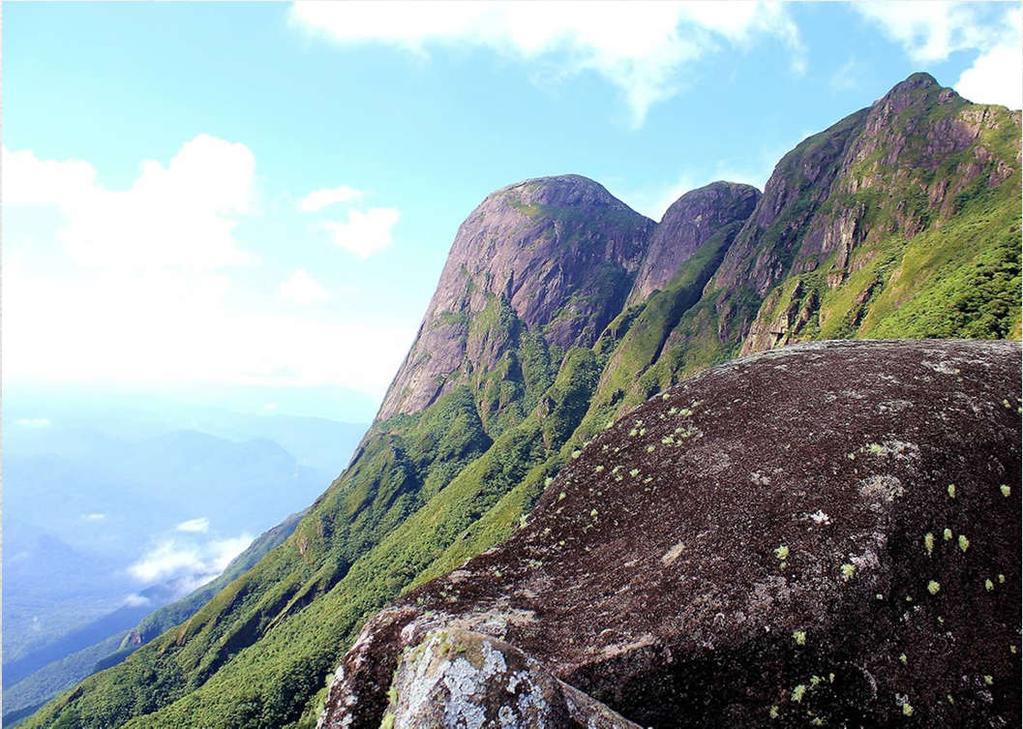 O pico do Paraná é a maior elevação do Paraná, com 1992 metros e o segundo maior, o Caratuba com 1898 metros. Ambos formados por tipos de granitos.