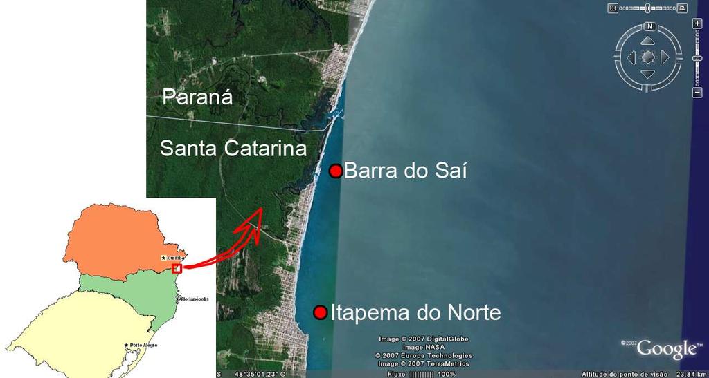 9 26 04`02,33``S, 48 36`31,84``W situa-se próximo a três pequenos costões rochosos e à região central de Itapoá. Figura 1 Mapa da região de estudo.