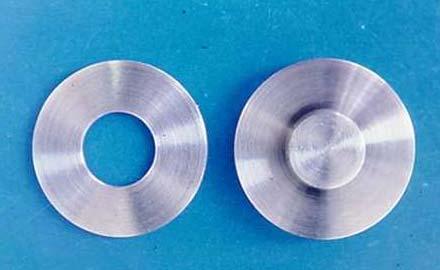 Material e Método 124 discos contendo no seu interior um orifício medindo 10 mm de diâmetro e 1 mm de espessura (Figura 4).