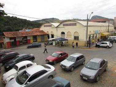 Stand montado na praça do mercado em Brazópolis, onde as colaboradores da instituição, fizeram um