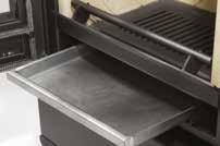 Top and base made of cast-iron and finished in anthracite grey heat resistant paint resistant to 650ºC. Door with vitro ceramic glass resistant to 750ºC. Removable cast iron grill for easy cleaning.