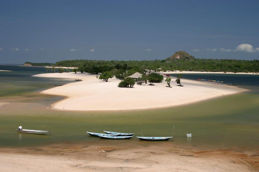 Praia Ilha do Amor (no período de seca), um dos cartões postais da região. A Vila de Alter do Chão localiza-se na margem direita do rio Tapajós, a 32 km de Santarém, no Pará.