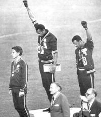 1. (Unicamp 2018) A foto mostra, da esquerda para a direita, os atletas Peter Norman (australiano), John Carlos e Tommie Smith (norteamericanos), no pódio dos 200 metros rasos das Olimpíadas de 1968,