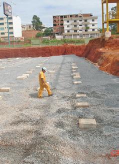 c) Mantenha a seção resultante do desmonte do concreto plana e perpendicular ao eixo da estaca. Execute a operação de demolição de modo a não causar danos à estaca.