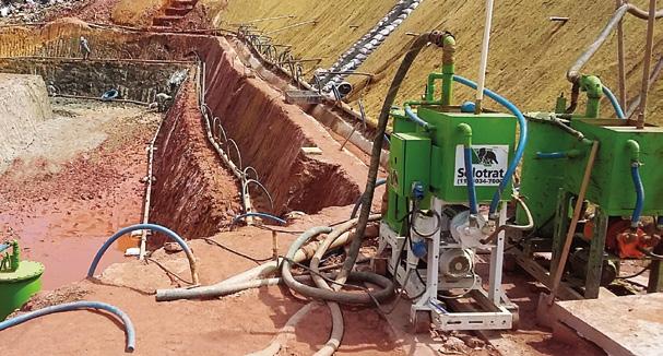 DRENO FIBROQUÍMICO 5.5 Ferramenta de corte Adequada para cortar a fita. Pode ser um facão bem afiado. 6 EQUIPE DE TRABALHO A equipe para cravação de geodrenos deve ser composta por: 6.