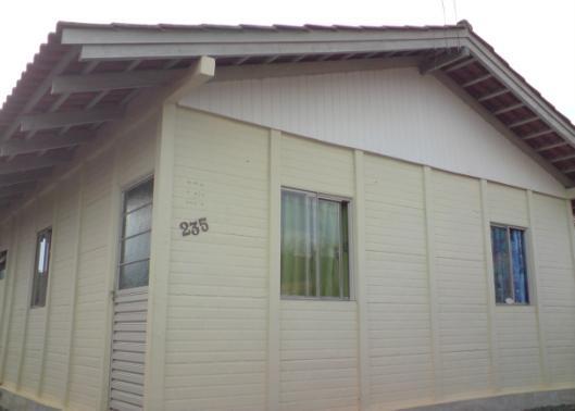 Casa de Madeira Construída em São Bonifacio, possui 31 metros quadrados distribuídos em dois quartos, banheiro, sala e cozinha.