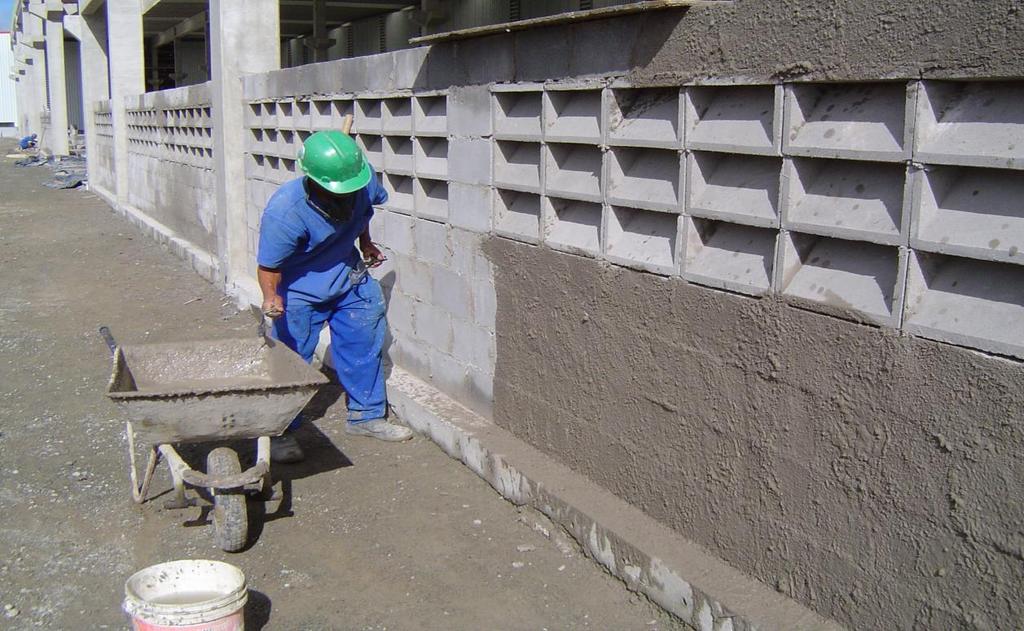 66 O processo para o revestimento iniciou-se logo após o levantamento da alvenaria e sua cura, sendo que esta parede era composta de blocos de concreto e cobogós de concreto, com função de fechar a